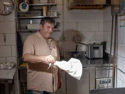 ...il signor Loconte ci d� una dimostrazione di come si accende il �mostro�...